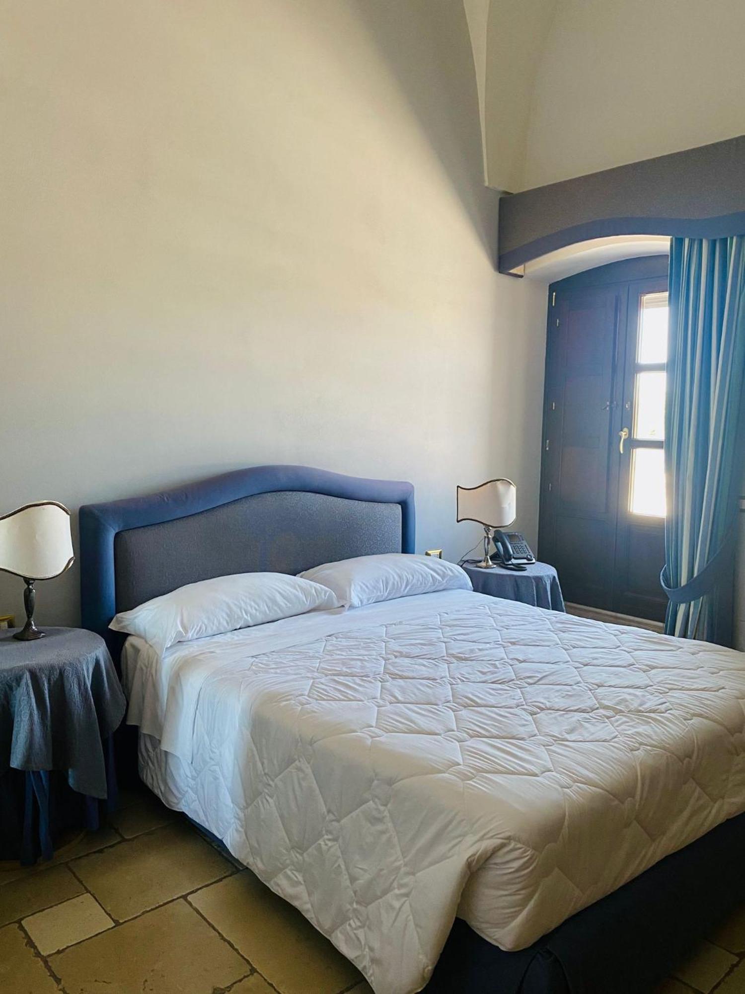 Hotel Saraceno Al Faro Таранто Екстериор снимка