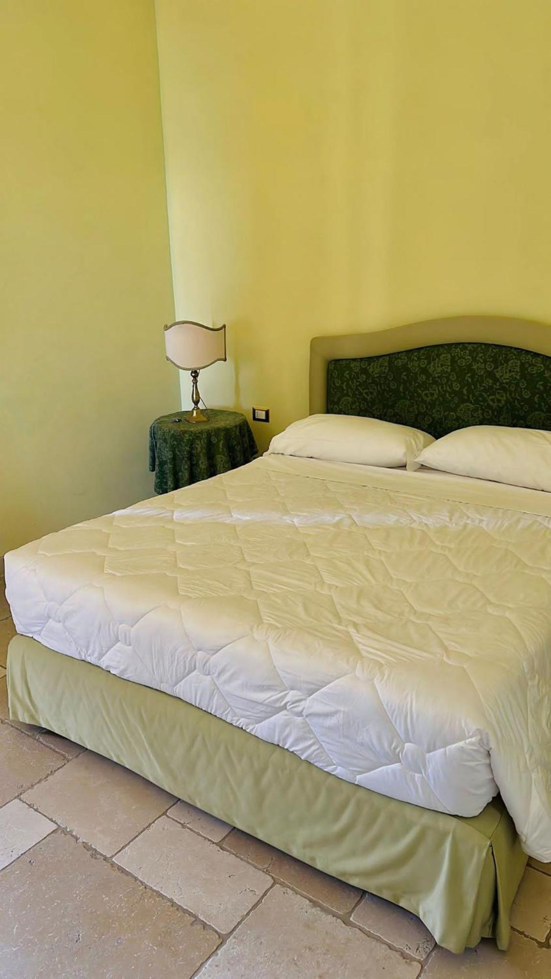 Hotel Saraceno Al Faro Таранто Екстериор снимка