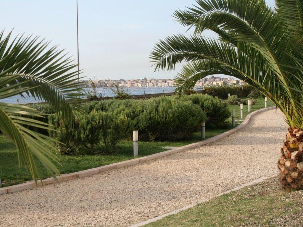 Hotel Saraceno Al Faro Таранто Екстериор снимка