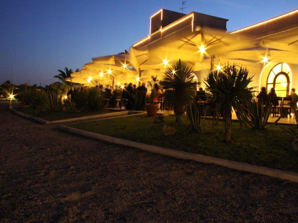 Hotel Saraceno Al Faro Таранто Екстериор снимка